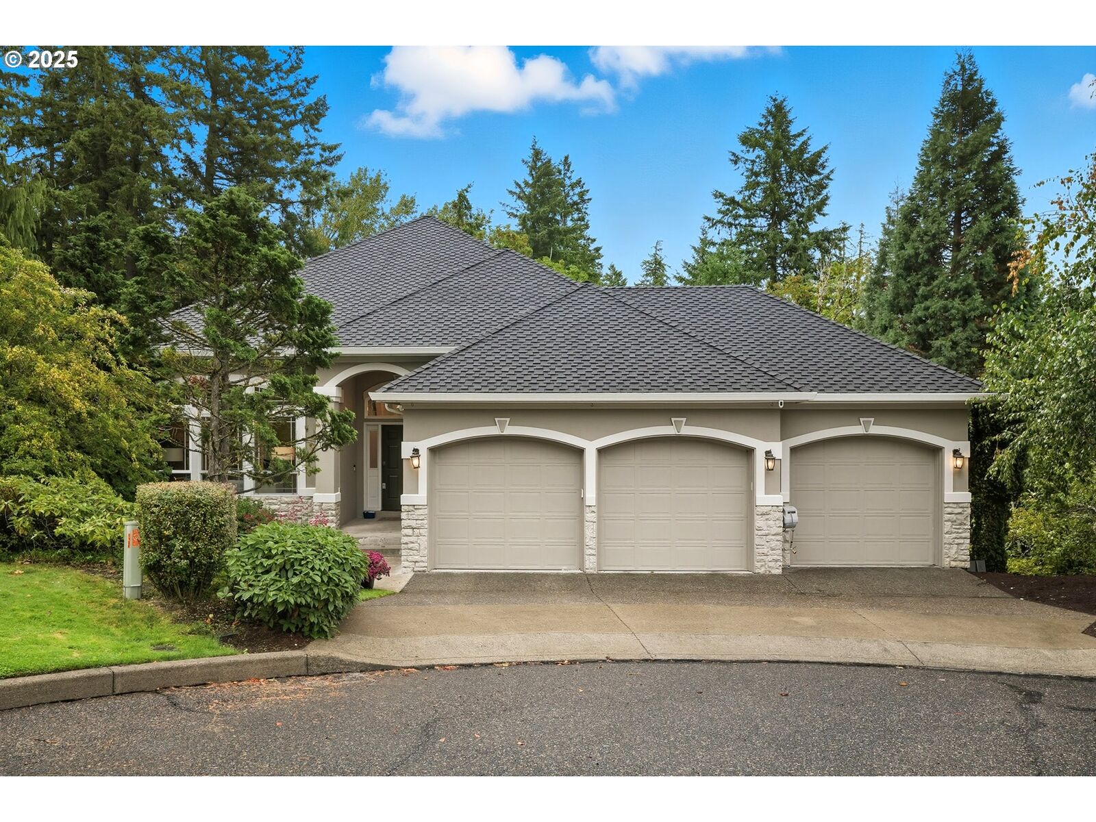 Property Photo:  1109 NW Frazier Ct  OR 97229 