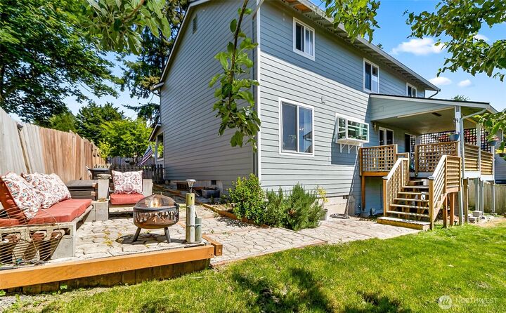 Property Photo: 526 Avenue J WA 98290