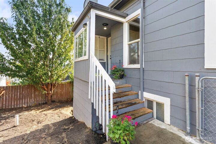 Property Photo:  212  State Avenue  WA 98337 