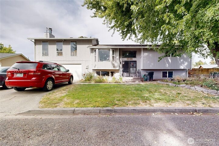 1125 SE Colonial Drive  College Place WA 99324 photo