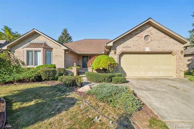 Property Photo:  41599 Red Oak Drive  MI 48314 