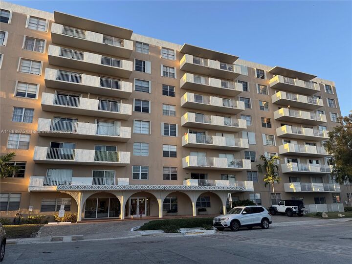 Property Photo:  1455 N Treasure Dr 3C  FL 33141 