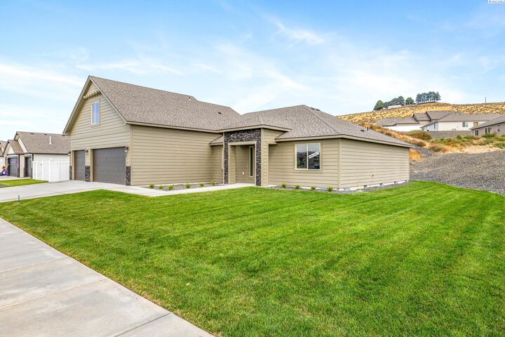 Property Photo: 6482 W 30th Pl WA 99338