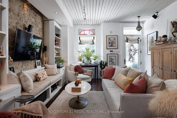 Photo de la propriété: 723 Durie Street ON M6S 3H4