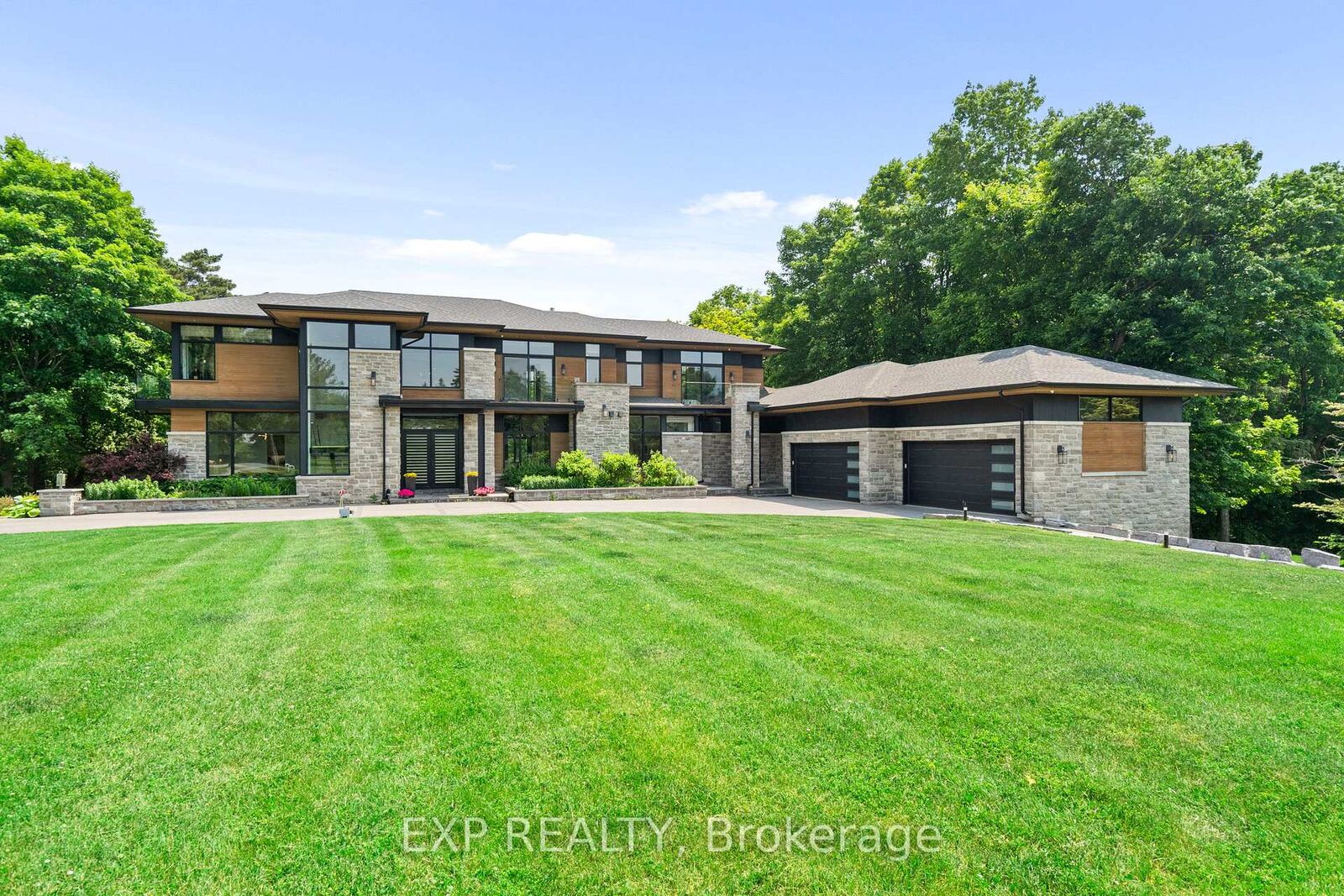 Property Photo:  8 Cachet Parkway  ON L6C 1G8 