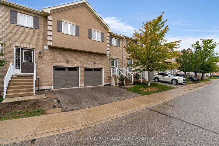 Photo de la propriété: 221 Harvie Road ON L4N 9P8