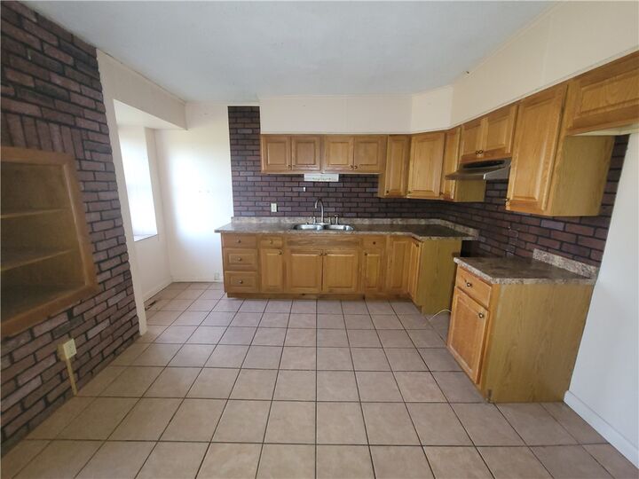 Property Photo: 608 E Crawford Ave PA 15425