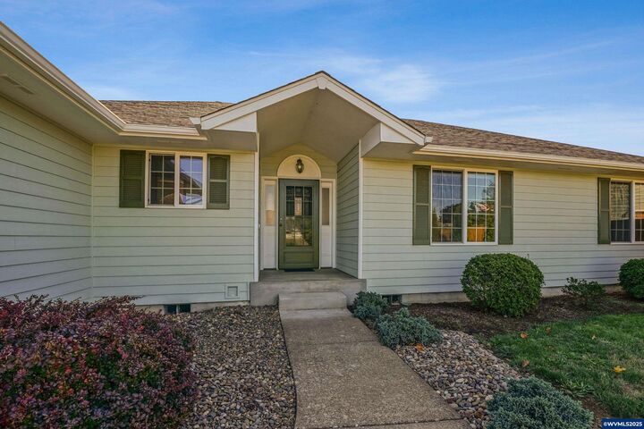 Property Photo:  468 SE Davis St  OR 97338 