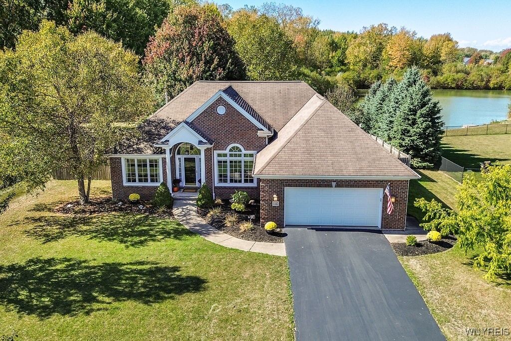 Property Photo:  1182 Majestic Woods Drive  NY 14072 
