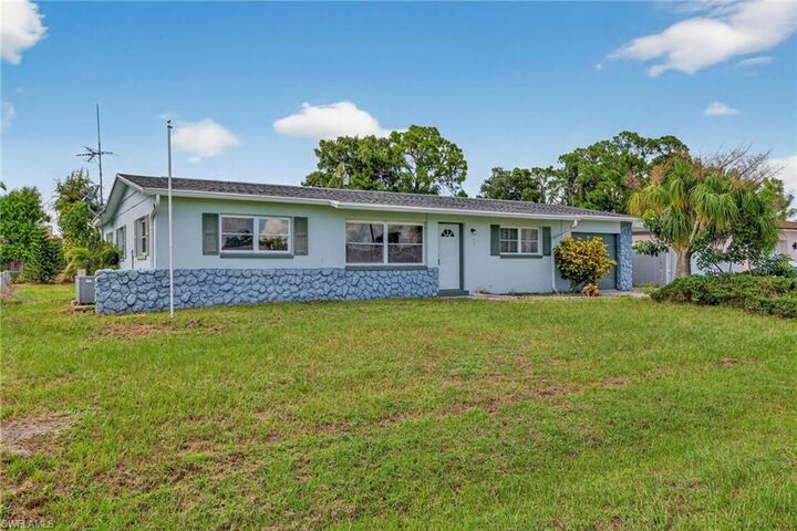 Property Photo:  2613 Cartegena Ave  FL 33905 