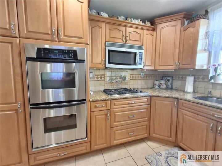 Property Photo:  5 Elaine Court  NJ 08857 