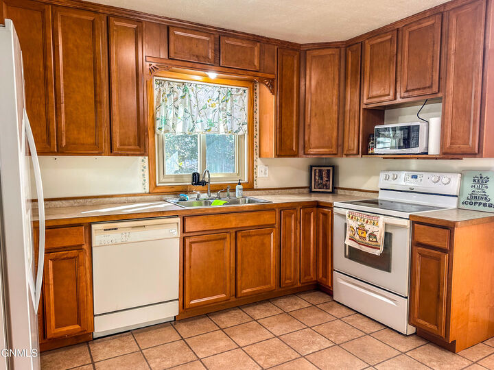 Property Photo:  1009 Riverview Avenue  ND 58504