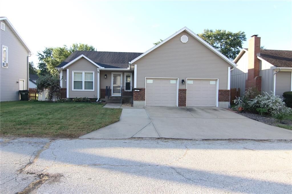 Property Photo:  136 E Nelson Circle  KS 66061 