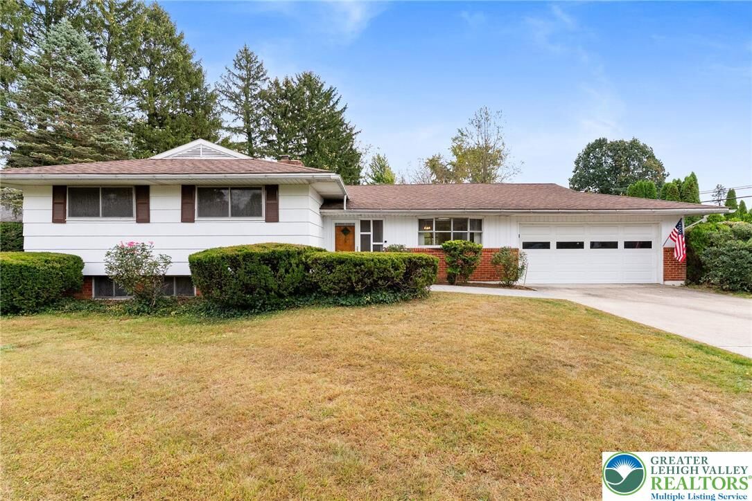 Property Photo: 3474 Lord Byron Drive PA 18017