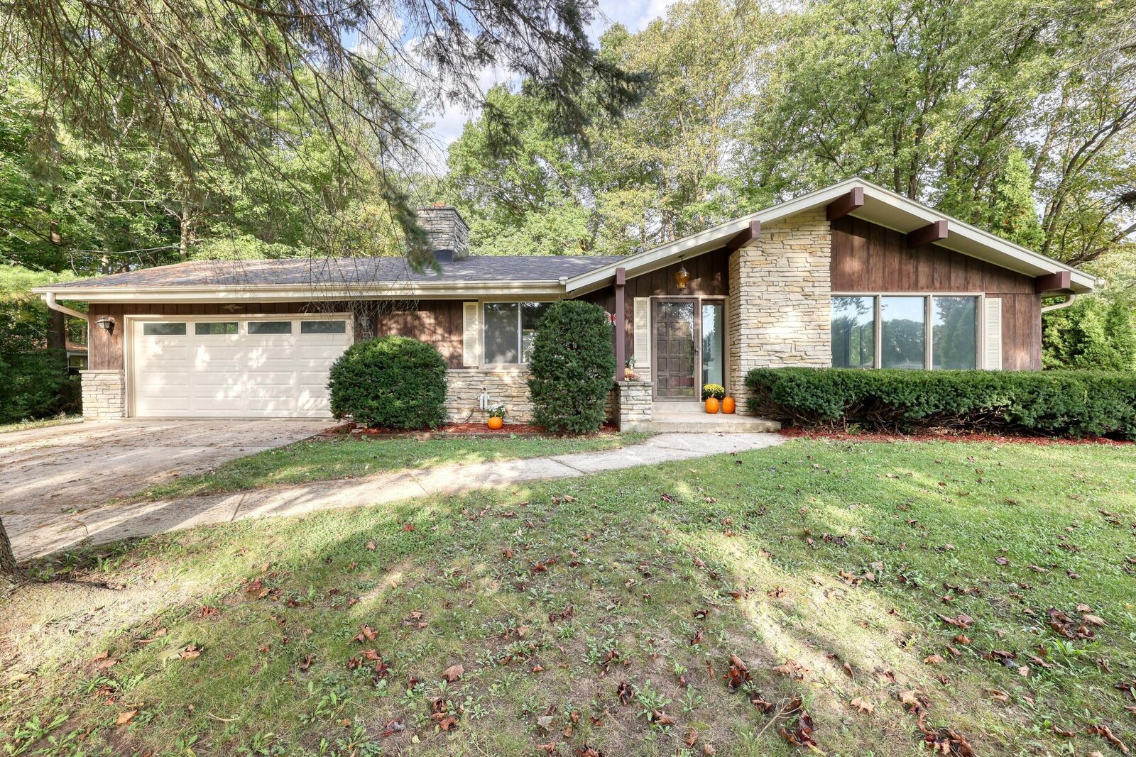 Property Photo: W207n13495 Fawn Ct WI 53076