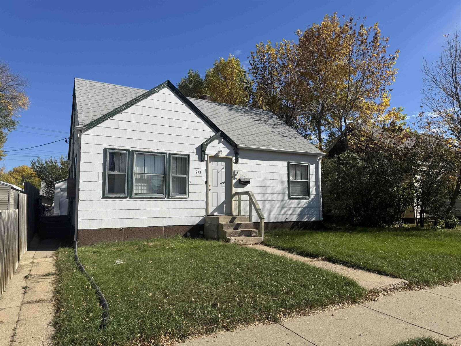 Property Photo:  913 SW 5th St  ND 58701
