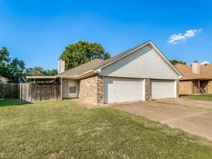 Property Photo: 7501-7503 April Lane TX 76182