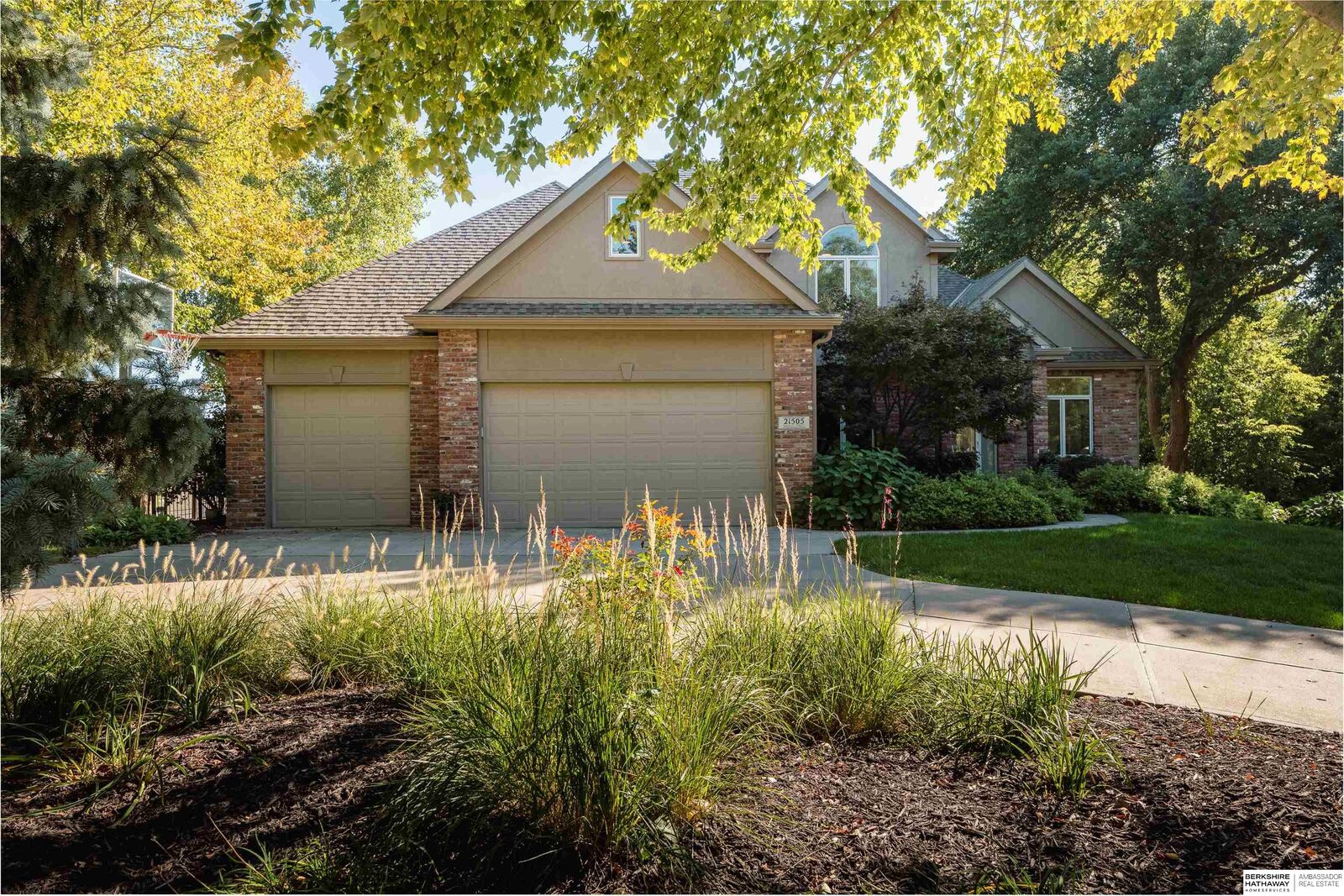 Property Photo: 21505 Walnut Street NE 68022
