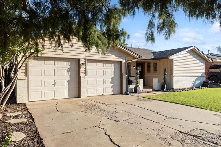 Property Photo: 1033 SW 94th Street OK 73139