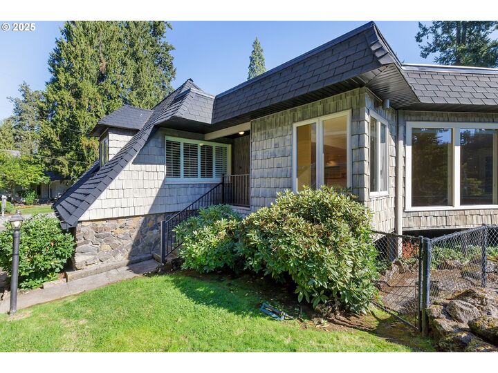 Property Photo: 408 Ridgeway Rd OR 97034