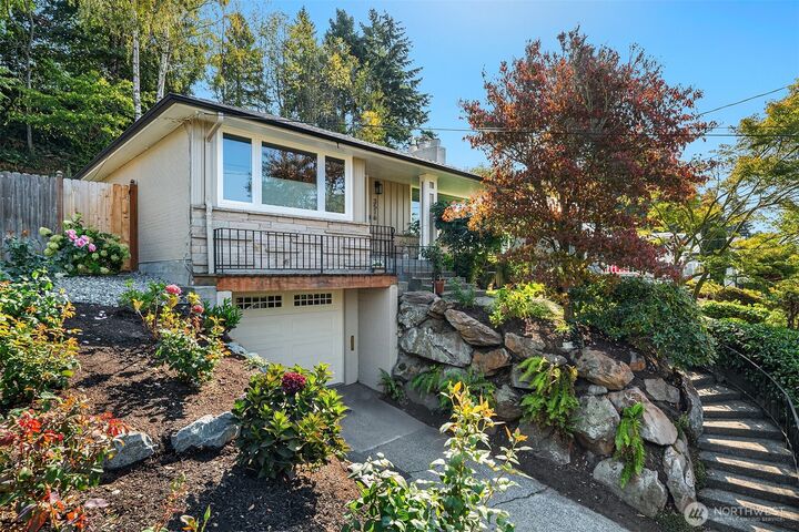 3516  31st Avenue W  Seattle WA 98199 photo
