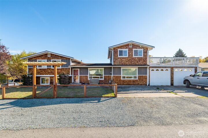 Property Photo: 1607 B Avenue WA 98221