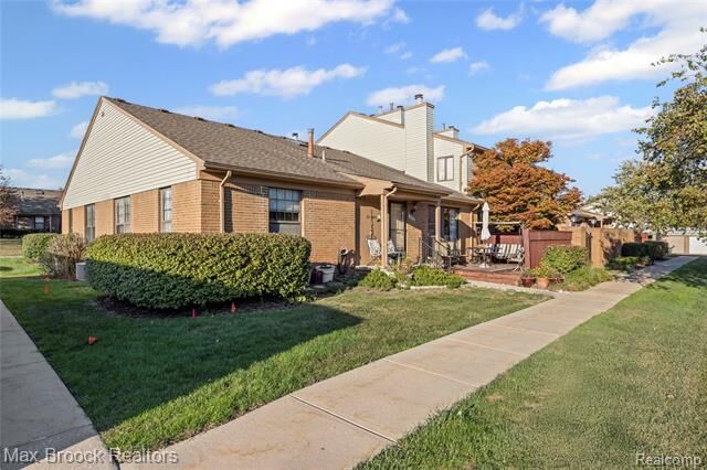 Property Photo: 38903 Country Circle MI 48331