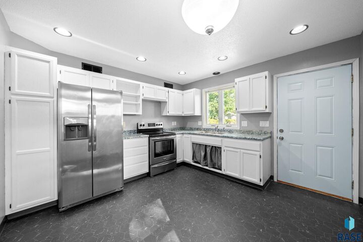 Property Photo:  124 S Holly Ave  SD 57104 