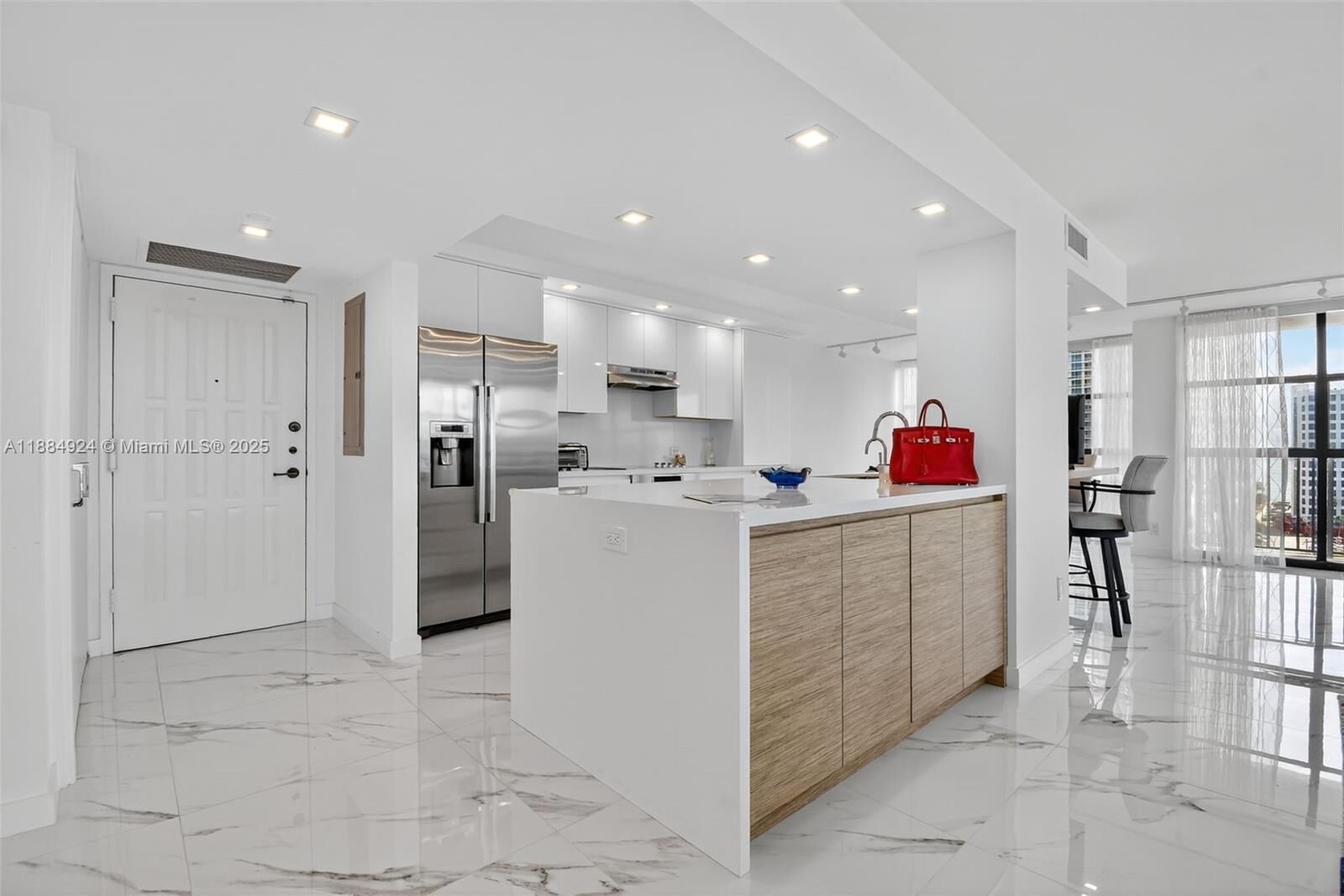Property Photo: 600 Parkview Dr 1020 FL 33009