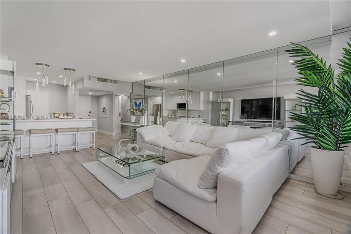 Property Photo:  100 Lincoln Rd 323  FL 33139 