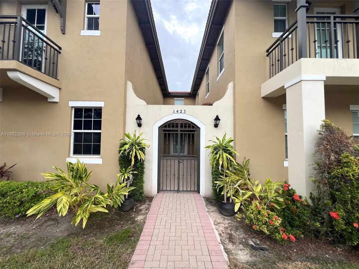 Property Photo:  1423 SW 147th Ave  FL 33027 