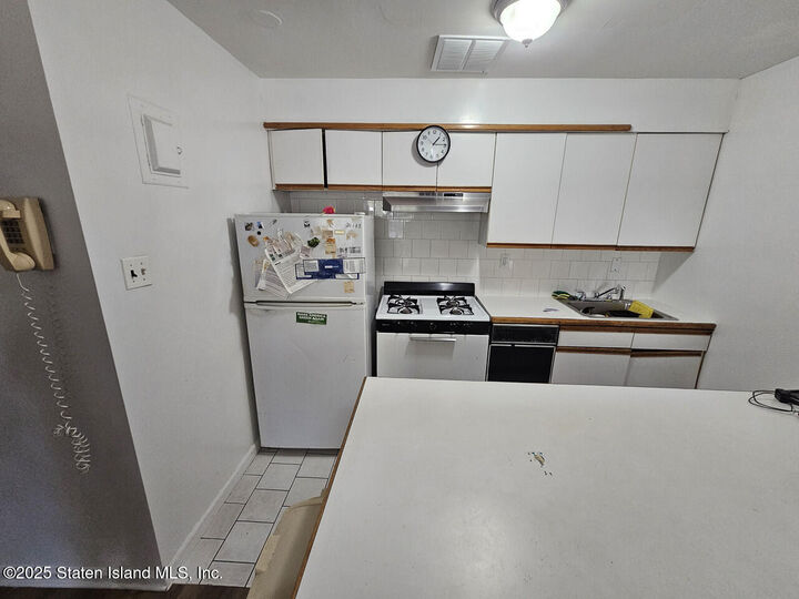 Property Photo: 17 Gadsen Place 1H NY 10314