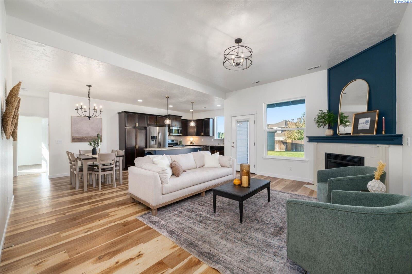 Property Photo:  882 Pikes Peak Dr  WA 99353 