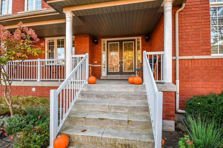 Photo de la propriété: 38 Camelot Square ON L4M 0C3