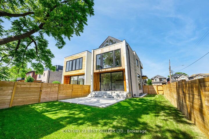 Property Photo:  739 Ebony Avenue  ON L5E 1V9