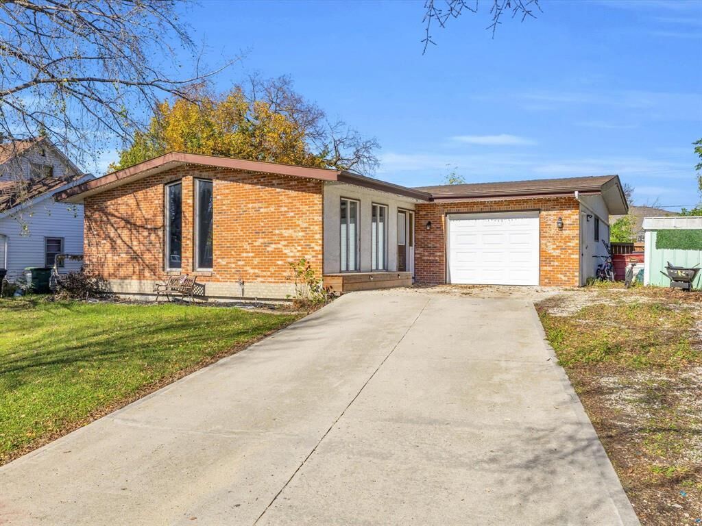 Property Photo: 219 Boyne Avenue East MB R0G 1K0