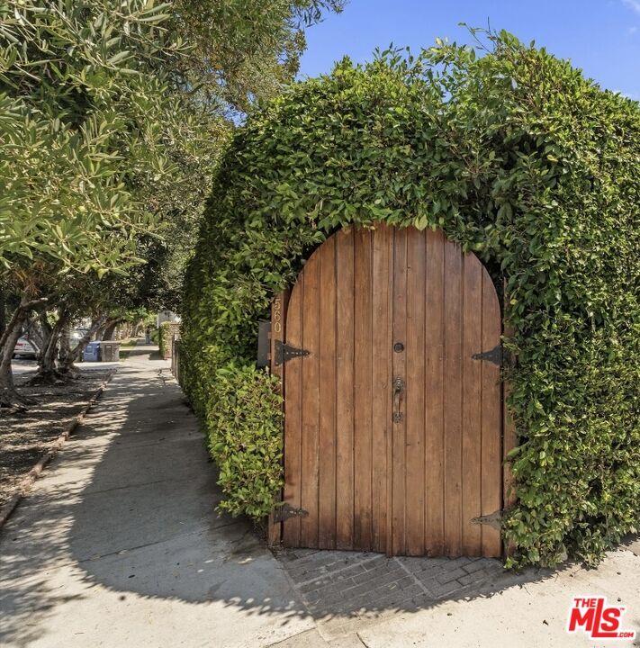 Property Photo:  560 N Croft Ave  CA 90048 