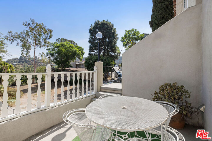 Property Photo: 2321 Lake View Ave CA 90039