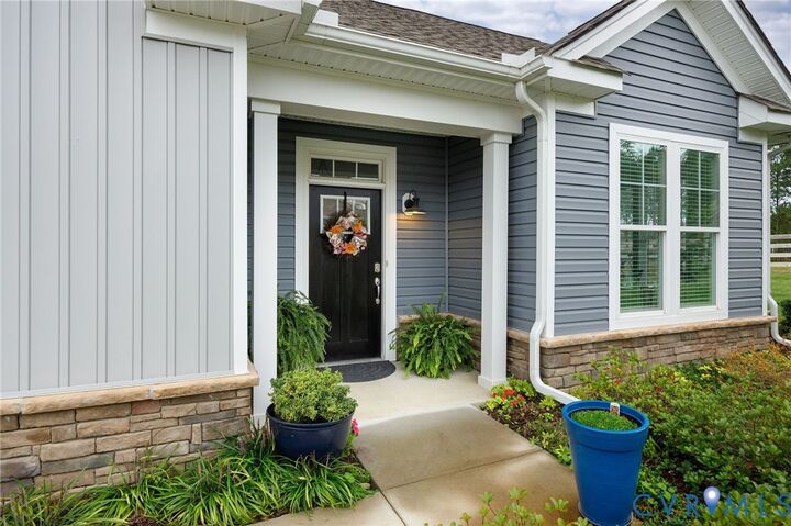 Property Photo:  10330 Farm Glen Way  VA 23059 