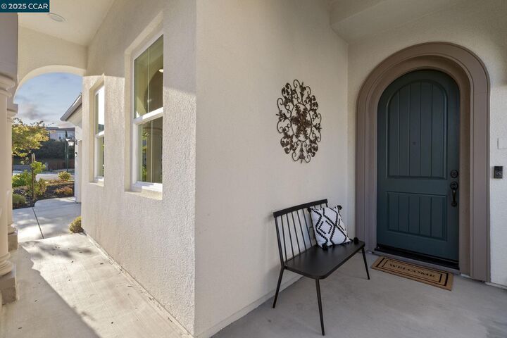 Property Photo: 406 Glastonbury Ct CA 94582
