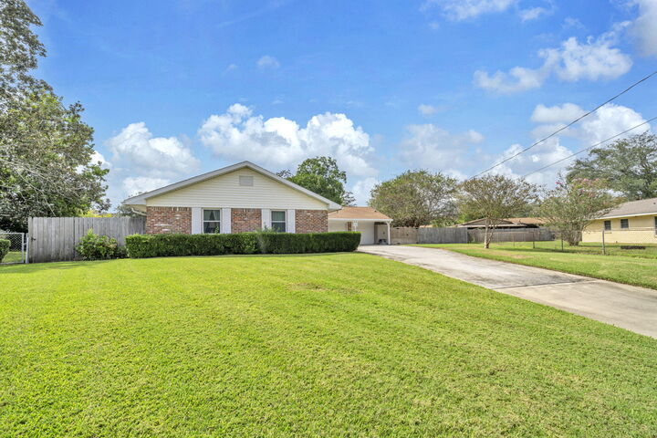Property Photo: 730 Colony Court FL 32547