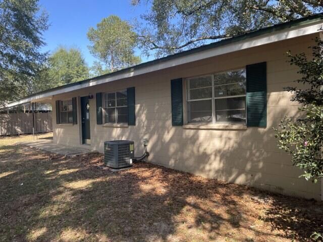 Property Photo: 118 Peach Tree Street FL 32538