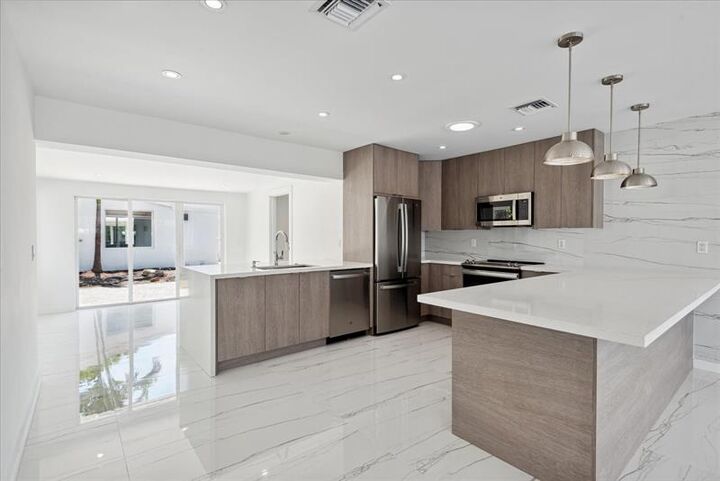 Property Photo: 2201-1 NE 9th Ave 1 FL 33305