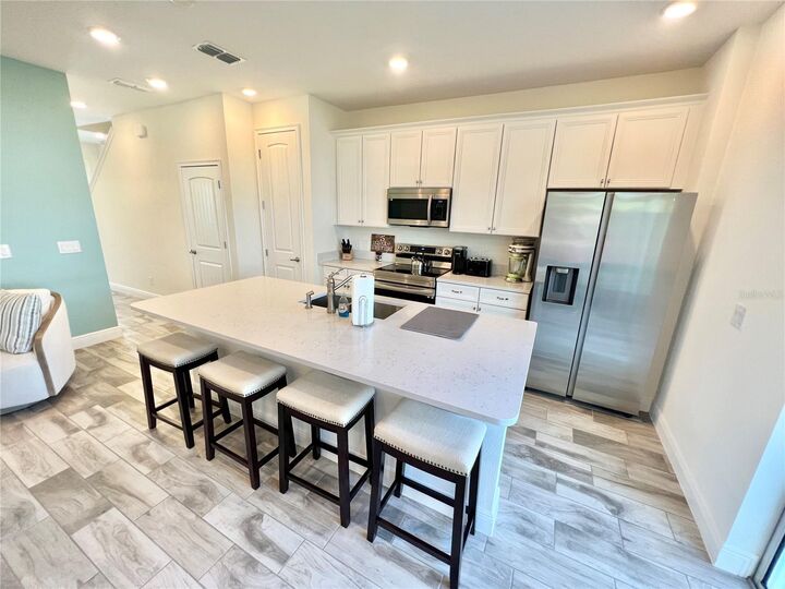 Property Photo:  8139 Coconut Place  FL 34747 