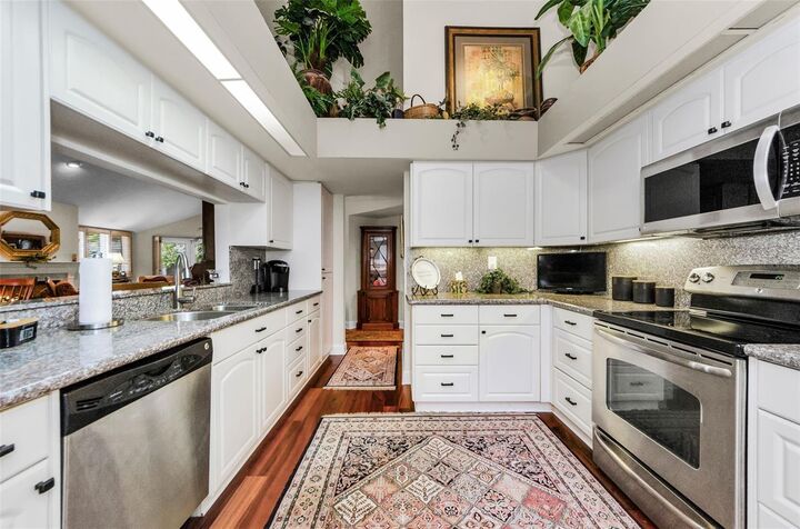 Property Photo:  10425 Longwood Drive  FL 33777 