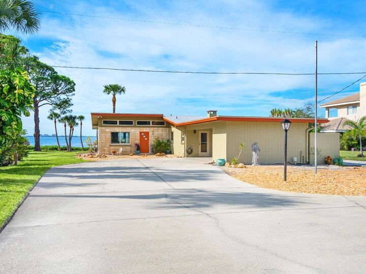 Property Photo: 7608 Westmoreland Drive FL 34243
