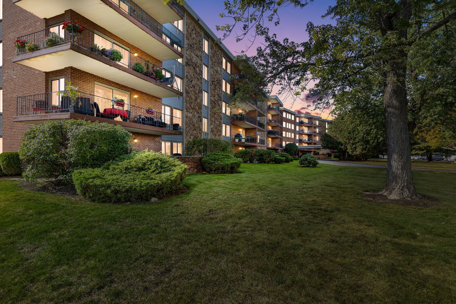 Property Photo: 18 E Old Willow Road 210N IL 60070