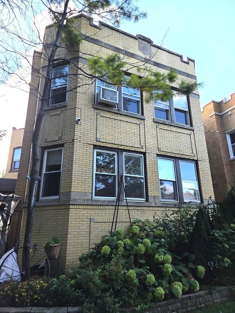 Property Photo: 6420 N Artesian Avenue 2 IL 60645