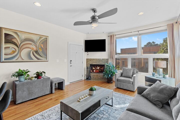 Property Photo: 450 E Bowen Avenue 2W IL 60653