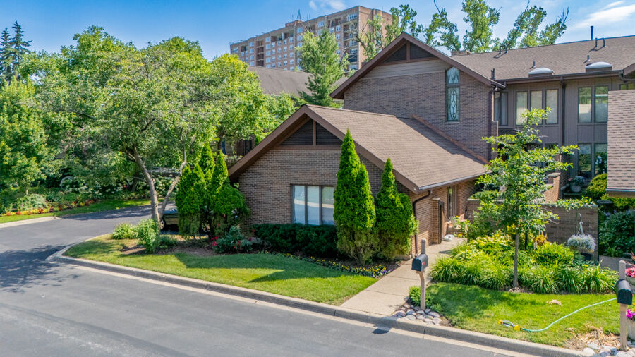 Property Photo:  1210 Hawthorne Lane 0  IL 60521 